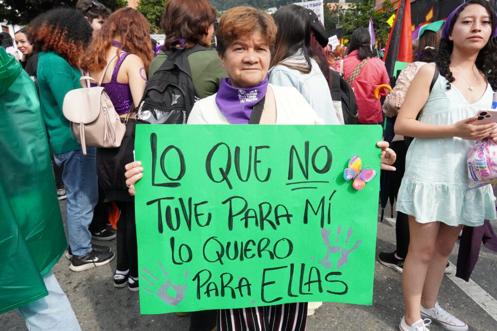 Mujer (cucha) en marcha del 8 de marzo pronunciándose en favor de las madres buscadoras de Colombia, uniéndose al movimiento "las cuchas tenían razón"